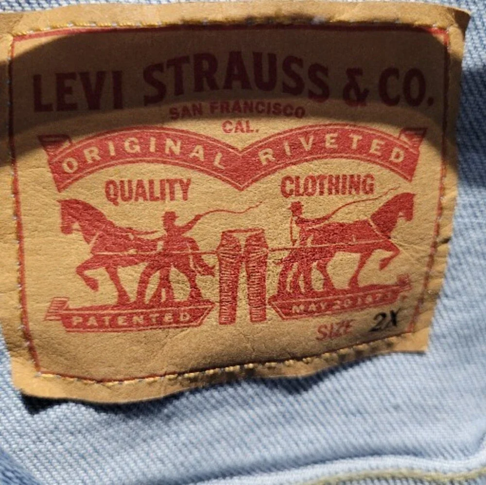 Levis levi red